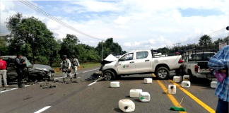Dos heridos en aparatoso choque de camionetas, en la Uruapan – Paracho