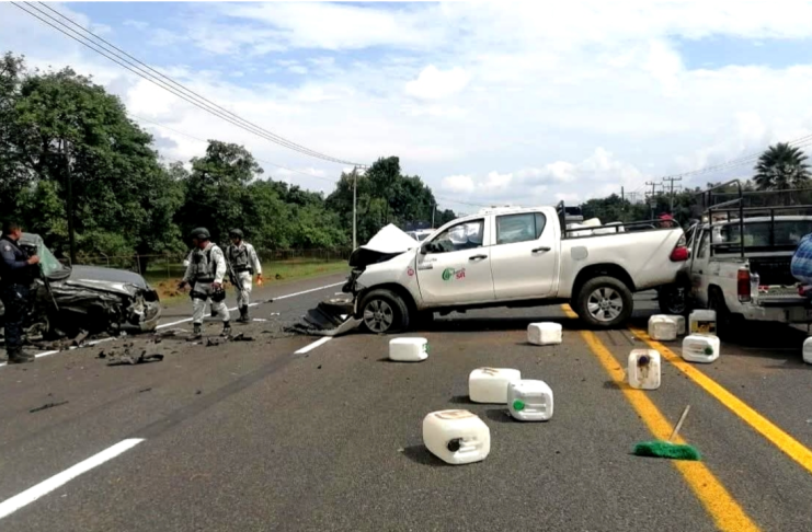 Dos heridos en aparatoso choque de camionetas, en la Uruapan – Paracho