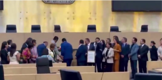 #VIDEO // Diputada de Morena tira trofeo del Cruz Azul durante homenaje en el Congreso de Puebla