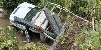 Camioneta cargada con varilla cae a barranco en la Tacámbaro-Turicato