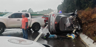 Choque y volcadura deja dos personas sin vida, en la autopista Siglo XXI