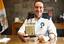 Carlos Soto recibe a Emiliano Díaz, soldado honorario por un día