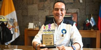 Carlos Soto recibe a Emiliano Díaz, soldado honorario por un día