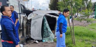 Vuelca automóvil en la avenida Madero Oriente de Morelia; hay dos heridos leves