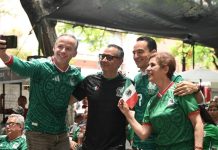 Carlos Soto vive la fiebre mundialista con los zamoranos en la plaza principal