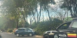 Auto choca contra objeto fijo en la avenida Madero Poniente de Morelia