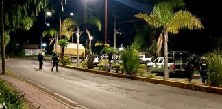 Sujetos armados se enfrentan en Queréndaro y queman un camión