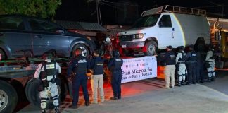 Aseguran vehículos y motocicleta robados, al catear autolavado, Uruapan