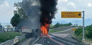 Arde tractocamión tras volcar en la autopista México-Guadalajara, en Zinapécuaro