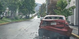 Auto estacionado es chocado por otro vehículo en Morelia