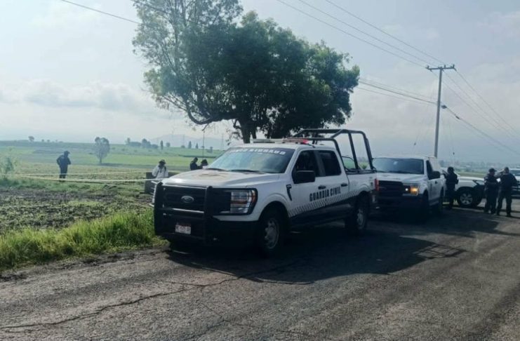 Hallan a hombre degollado en camino rural de Indaparapeo