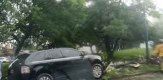 Camioneta choca contra árbol en el Libramiento Norponiente de Morelia