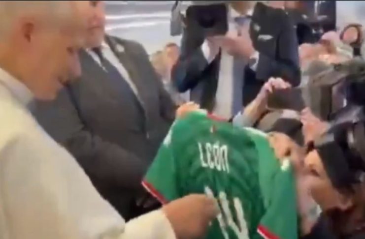 #VIDEO // El Papa León XIV posa con el jersey de la Selección Mexicana