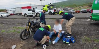 Motociclista sufre accidente en la carretera Zamora-Tangancícuaro