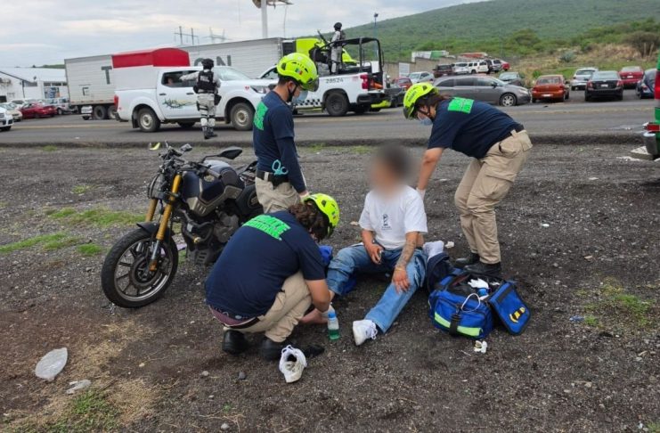 Motociclista sufre accidente en la carretera Zamora-Tangancícuaro