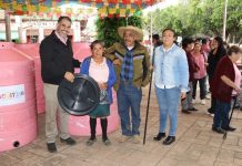 Entrega Gobierno Municipal 40 tinacos a familias de Acuitzio