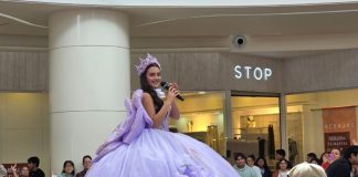 La influencer y actriz Tania Nicole fue la encargada del cerrar el desfile de vestidos de XV de Ceremonias Barcelona en Morelia