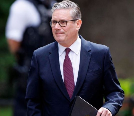 Renuncia Starmer como primer ministro de Reino Unido
