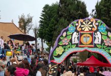 #VIDEO // Jarácuaro celebra su fe y tradición con una multitudinaria lluvia de artesanías