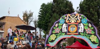 #VIDEO // Jarácuaro celebra su fe y tradición con una multitudinaria lluvia de artesanías