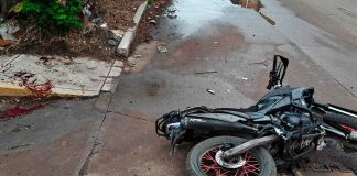 Pareja derrapa en motocicleta y queda herida, en La Piedad