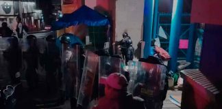 #VIDEO // Policía Morelia desaloja con uso de la fuerza plantón de vecinos de Santa María en planta de Vista Bella