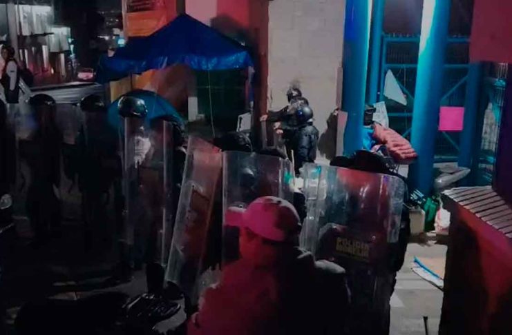 #VIDEO // Policía Morelia desaloja con uso de la fuerza plantón de vecinos de Santa María en planta de Vista Bella