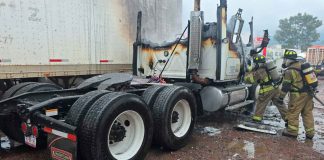Arde tractocamión en patio de maniobras del Grupo Ortiz en Morelia