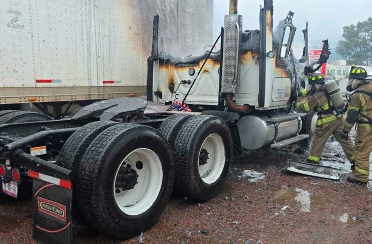 Arde tractocamión en patio de maniobras del Grupo Ortiz en Morelia