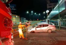 Vuelca auto en avenida Madero Poniente de Morelia; hay dos heridos leves