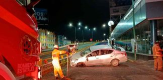 Vuelca auto en avenida Madero Poniente de Morelia; hay dos heridos leves