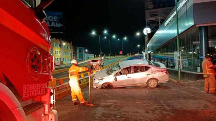 volcadura-auto-avenida-madero-poniente-morelia