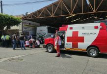 Enloquecido y desnudo sujeto sube a azotea para lanzar botellas a la calle y lastimarse a sí mismo