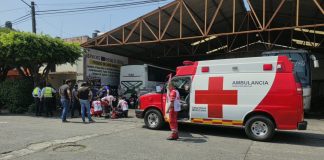 Enloquecido y desnudo sujeto sube a azotea para lanzar botellas a la calle y lastimarse a sí mismo
