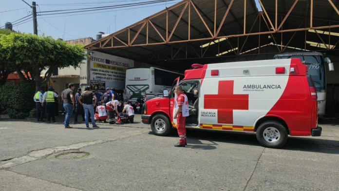 Enloquecido y desnudo sujeto sube a azotea para lanzar botellas