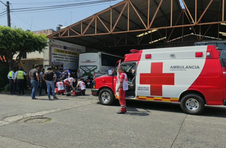 Enloquecido y desnudo sujeto sube a azotea para lanzar botellas a la calle y lastimarse a sí mismo