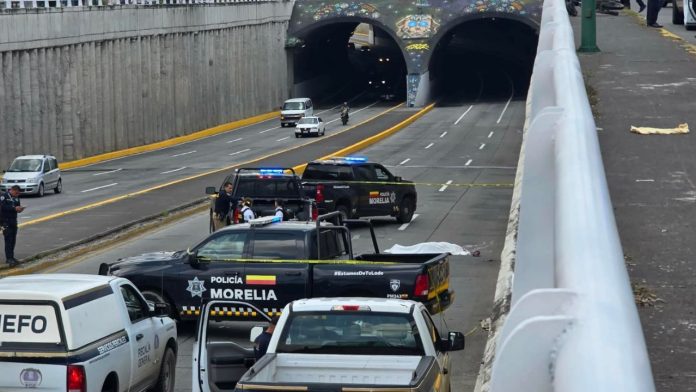Muere motociclista tras chocar contra barandal