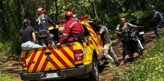 Rescatan a ciclista tras caer a un desnivel en el cerro de La Cruz, en Uruapan