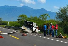 Dos personas mueren y siete más resultan heridas tras accidente en la Autopista Siglo XXI