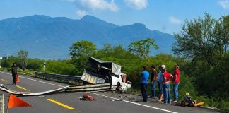 Dos personas mueren y siete más resultan heridas tras accidente en la Autopista Siglo XXI