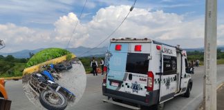 Motociclista sufre múltiples fracturas tras choque contra camioneta en Villas del Pedregal