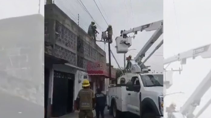 Intentó escapar por un poste y terminó atrapado durante horas