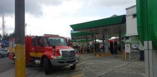 #VIDEO // Se registra conato de incendio en sistema de paneles solares de gasolinera, en Uruapan
