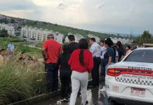 Camioneta cae a canal pluvial en Villas Oriente, Morelia; el ocupante resulta herido
