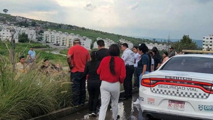 Camioneta cae a canal pluvial en Villas Oriente, Morelia