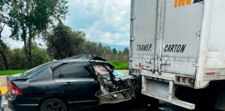 Auto choca contra retaguardia de tractocamión en la Morelia-Pátzcuaro; hay un herido