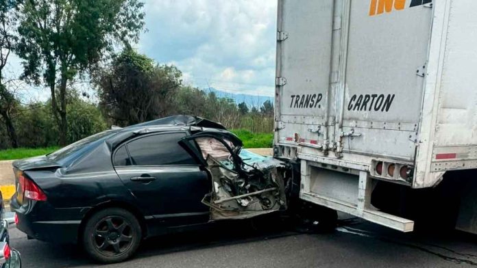 Auto-choca-contra-retaguardia-de-tractocamion