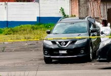 Balean a dos propietarios de lote de venta de autos usados, en Pátzcuaro