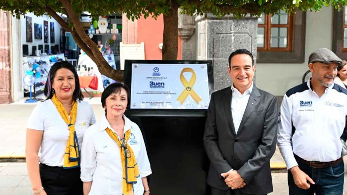 Carlos-Soto-recibio-el-distintivo-Municipio-Dorado