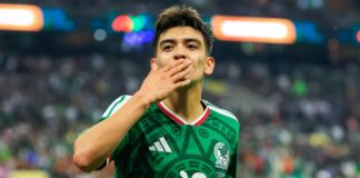 #VIDEO // Gilberto Mora desata la locura y es recibido como estrella en el aeropuerto de Tijuana